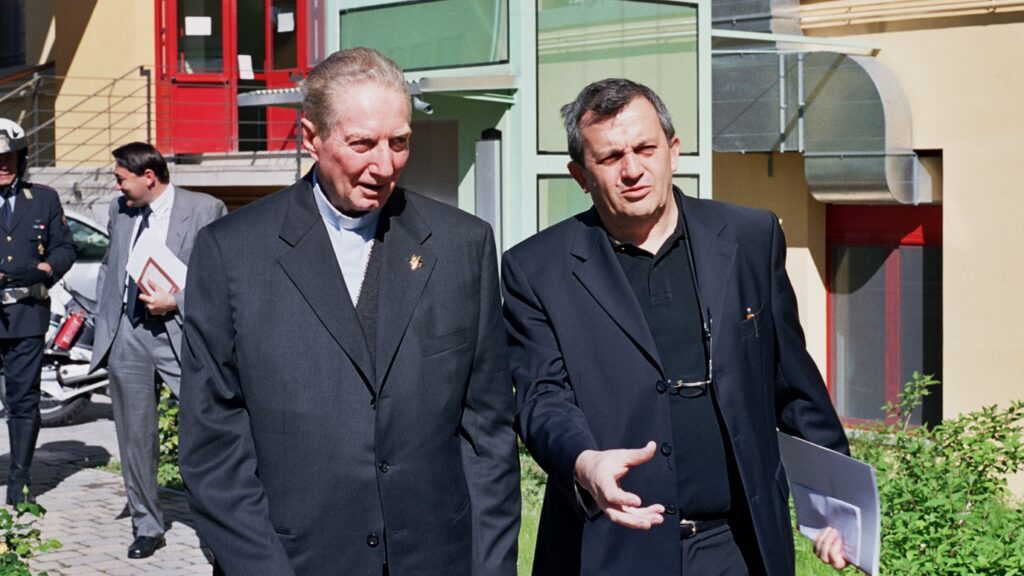 Don Virginio Colmegna e il Cardinal Martini, a sinistra, alla Casa della Carità
