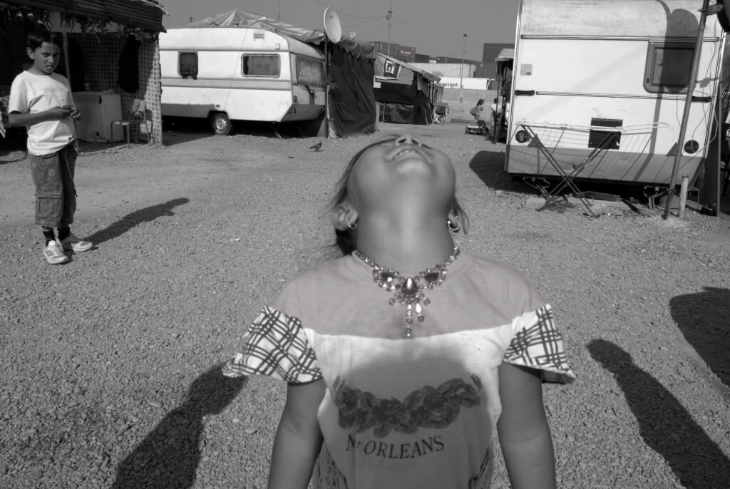 Una bambina che viveva al campo rom di via Triboniano