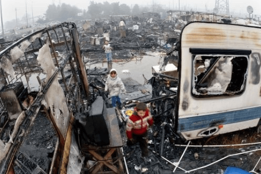Incendio al campo rom di via Triboniano