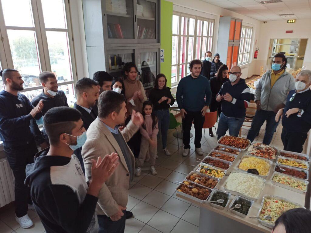 Uno dei buffet di piatti tipici, organizzati dai profughi afghani