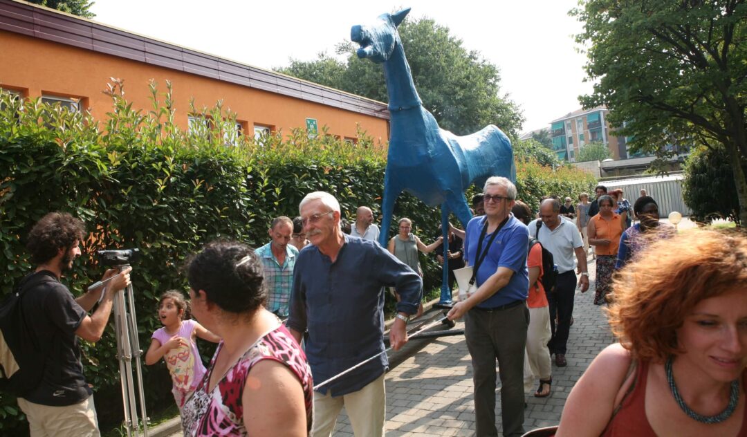 Franco-Basaglia_persona al centro_ Marco-Cavallo-alla-Casa-della-Carita