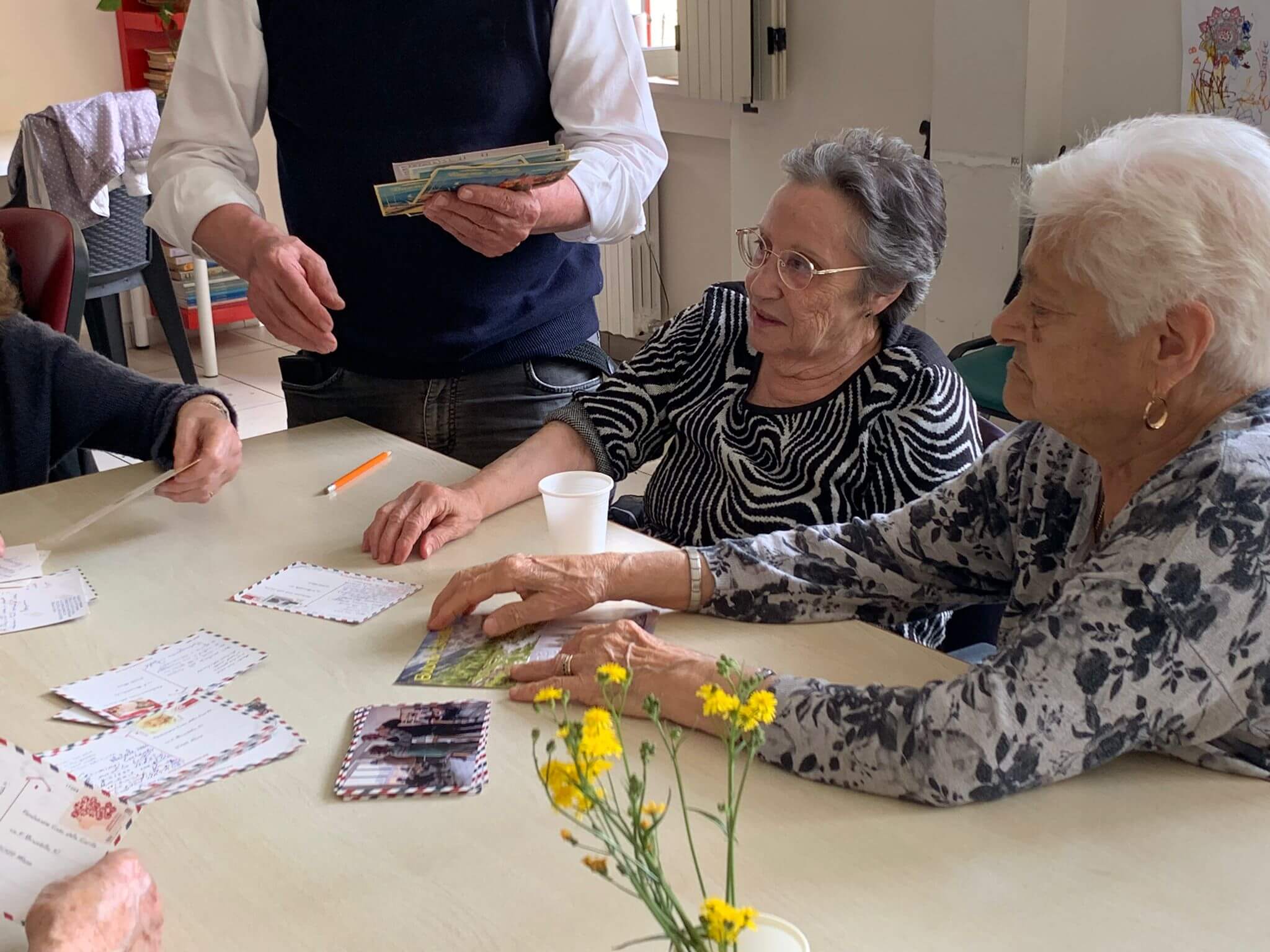 Anziani leggono cartoline donatori