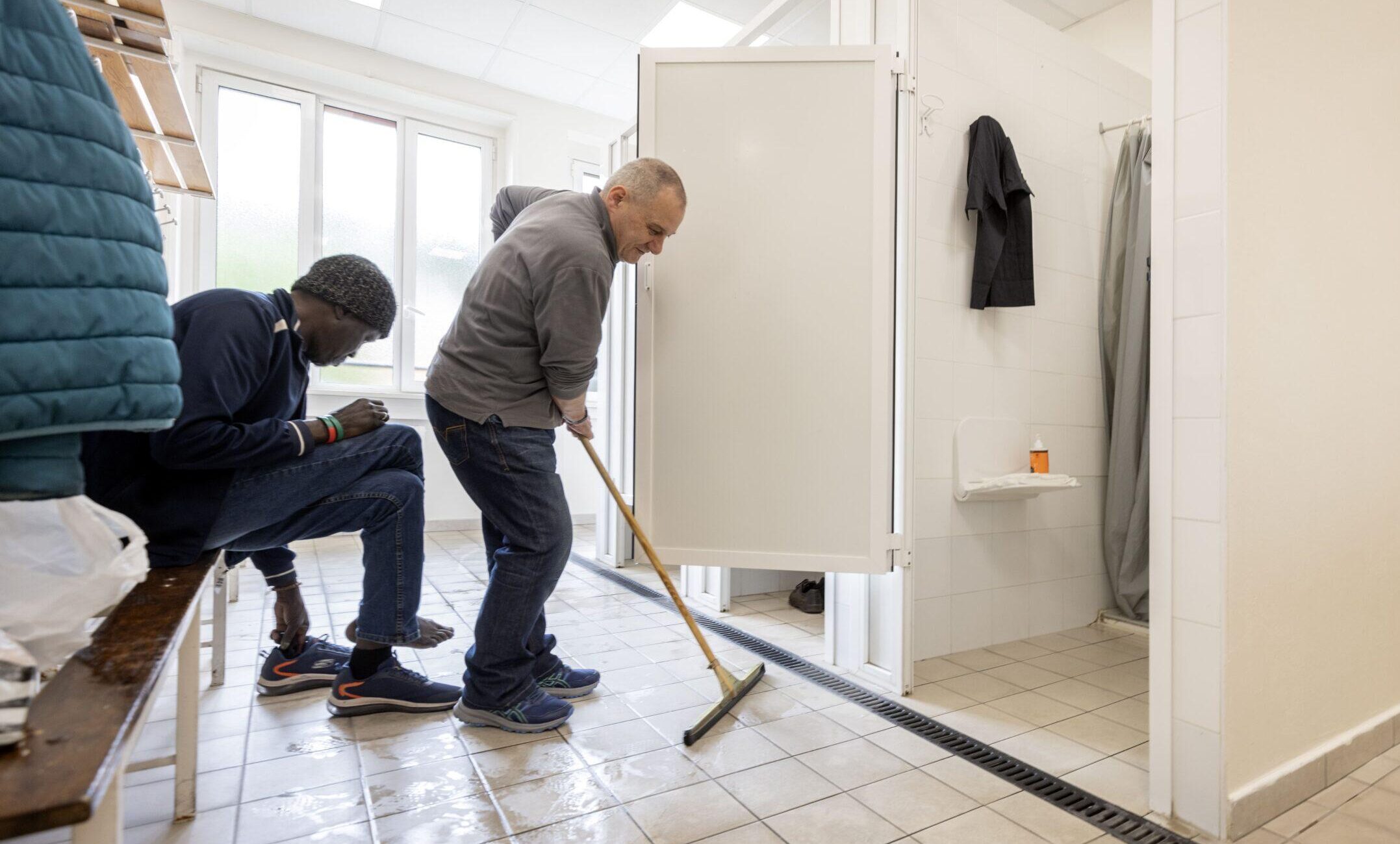 attività centro diurno milano docce per senza fissa dimora casa della carità parole di carità