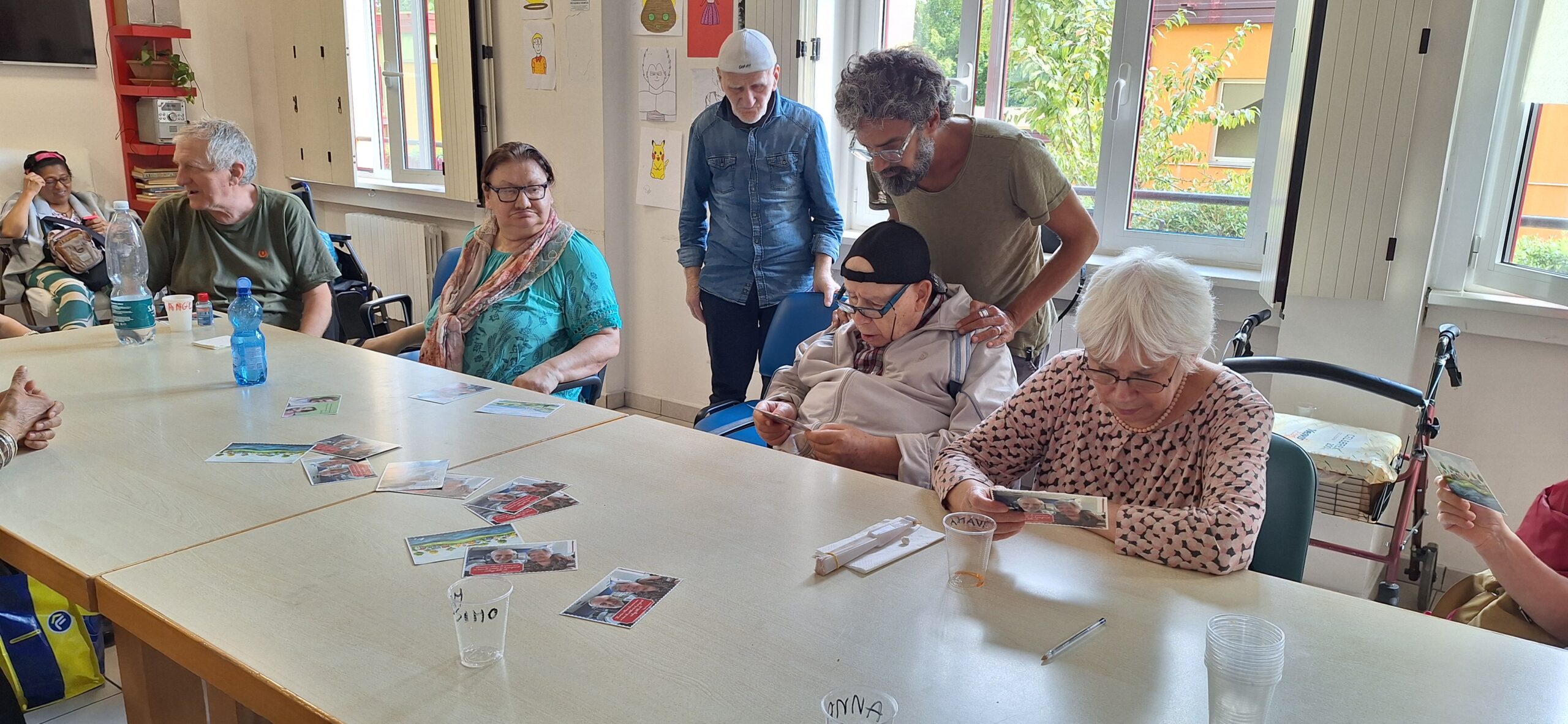Nonni della Casa leggono le cartoline dei donatori